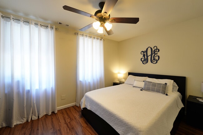 Ventanas tipo mirador luminosas - 1500 Menard Apartments