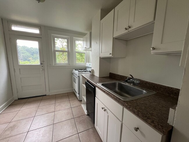 Photo - Charming Rowhouse in the Heart of Morningside!