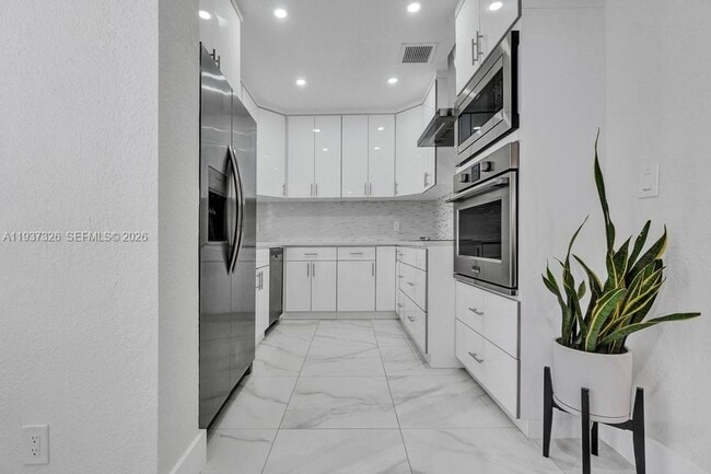 Building Photo - 6470 SW 27th St