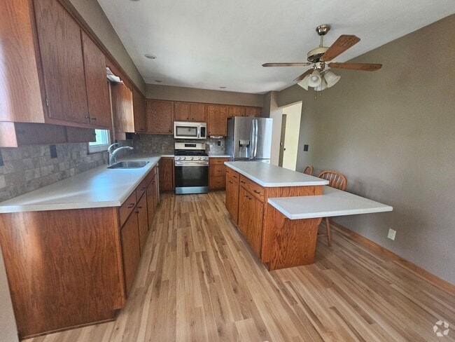 Building Photo - 3 bedroom 2 bath with additional lower lev... Rental