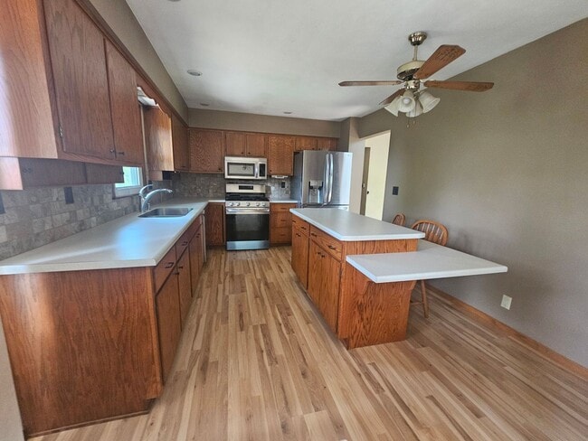 3 bedroom 2 bath with additional lower lev... - 3 bedroom 2 bath with additional lower lev... House