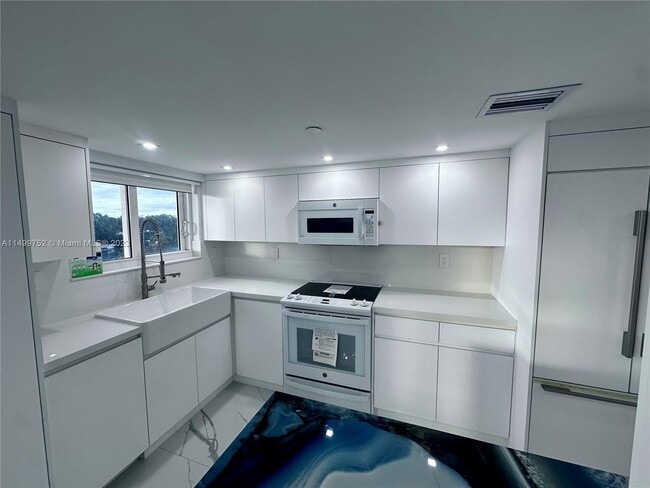 Building Photo - 2555 Collins Ave Unit 808