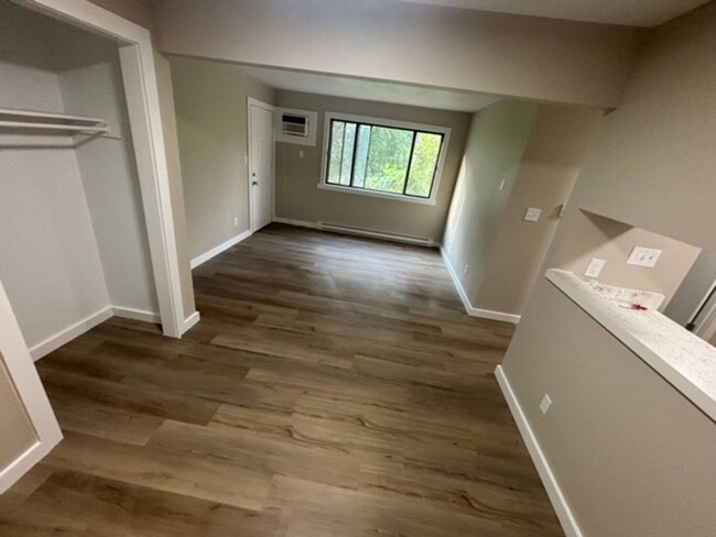 Building Photo - Fairview Apartments Unit E01
