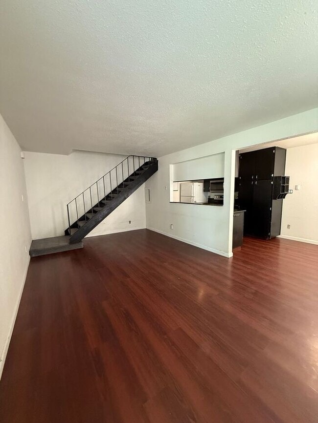 2-Bedroom Townhouse Near Shopping, Dining & Freeway Access