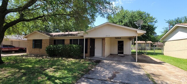 Building Photo - Gorgeous 3 bedroom/1.5 bath home with cove...