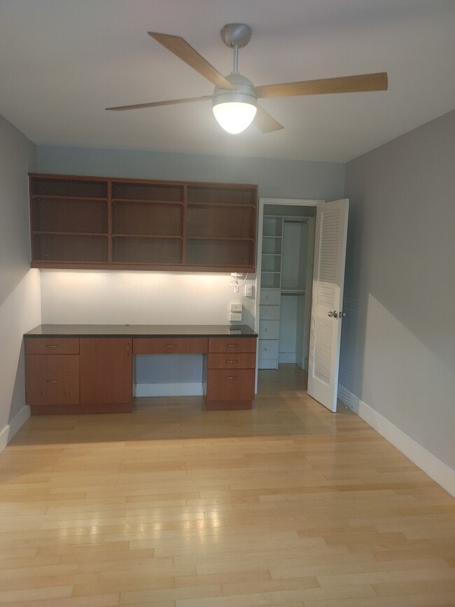 Built in desk! - 1301 N Ode St Unit 135