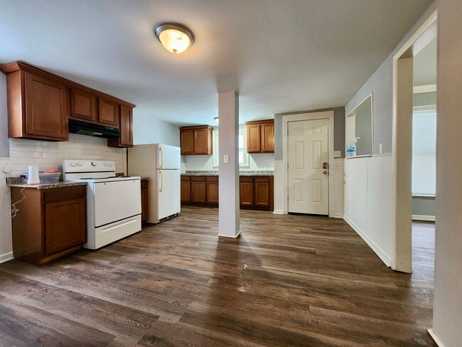 Building Photo - Spacious 4bd house | Laundry hooks ups | Driveway