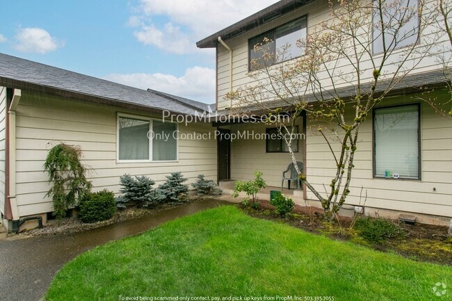 Building Photo - Spacious and Cozy Two-Bedroom Home - Yard ... Unit 3250 SE 2nd Street