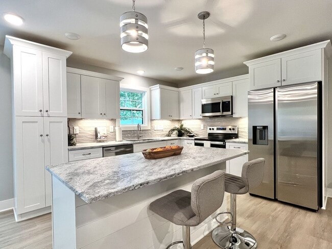Building Photo - For Lease - 3 Bed, 2.5 Bath, 1515sqft Town... Rental