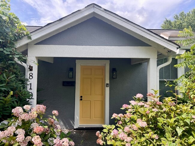 Building Photo - 810 Stonehenge Ave