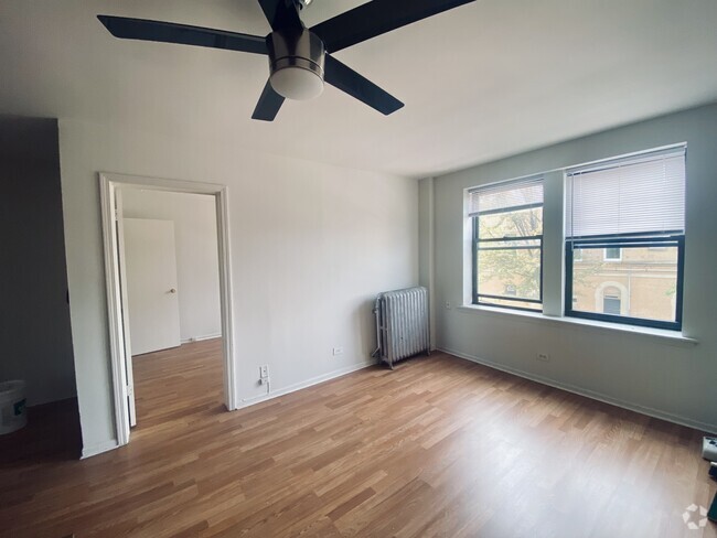 Building Photo - 3933 N Clarendon Ave Rental