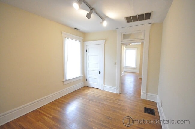 Living Room - 401 E Oakland Ave Unit 401