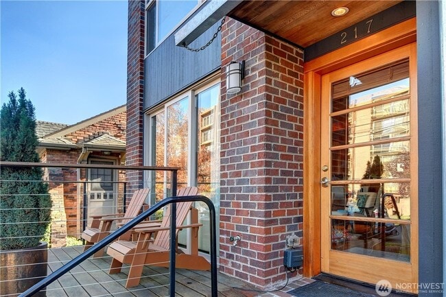 Photo - 217 W Lee St