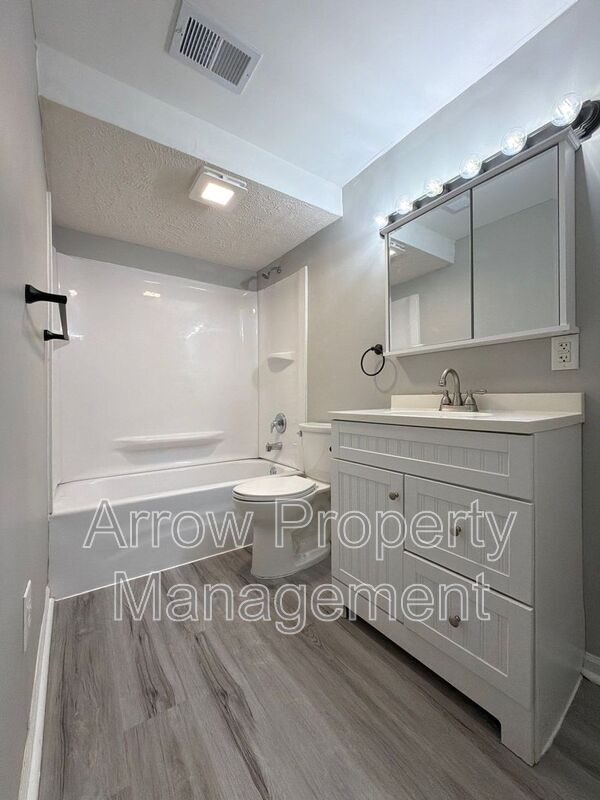 Photo - 2049 Worthington Ave
