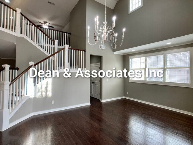 Photo - 472 Lake Chelsea Way