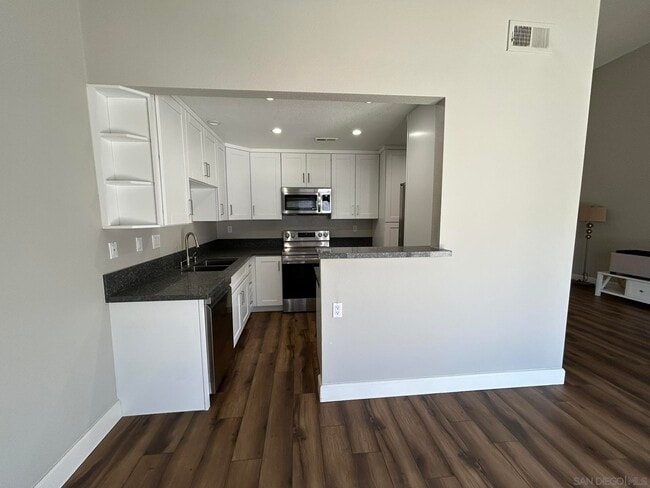 Building Photo - 532 1/2 Via De La Valle Unit G Rental