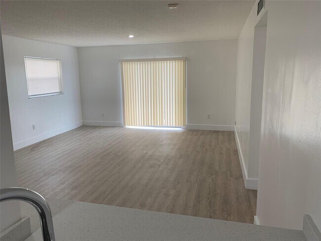 Photo - 4121 Stirling Rd Unit 401