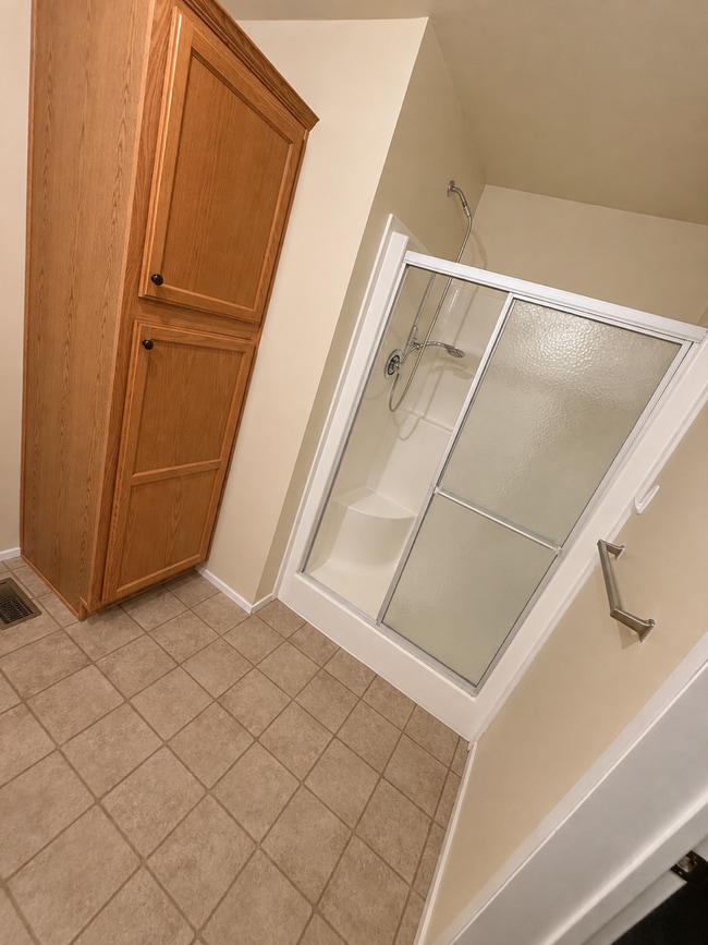 Photo - 504 Pettycoat Ln