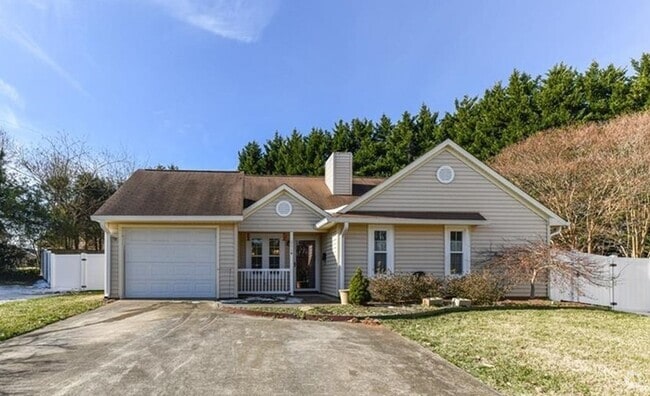 Building Photo - Recently Renovated!!Beautiful 3BR home.