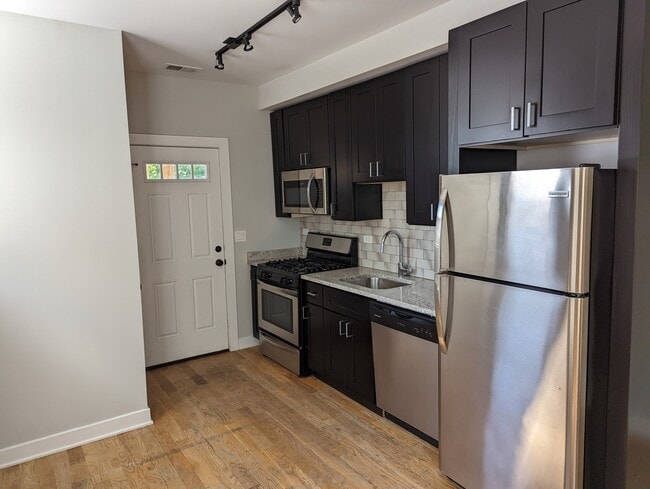 Building Photo - 2211 W Eastwood Ave Unit 3