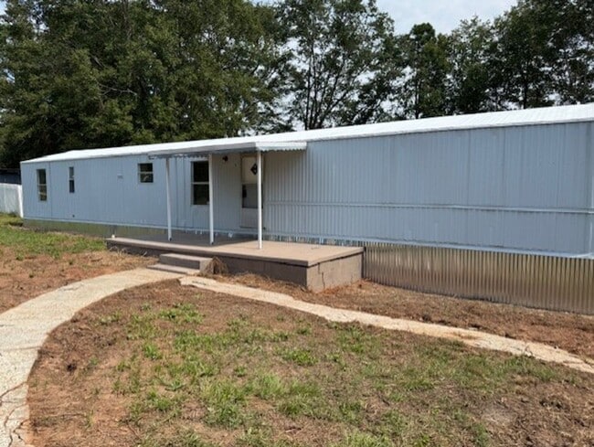 Building Photo - Newly Remodled 3 Bedroom 2 Bath Unit