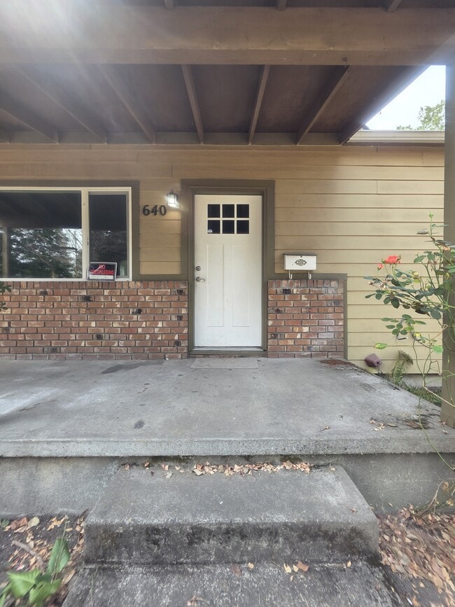 Photo - 640-MHH2640 South St NE