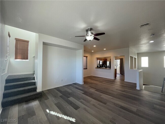 Building Photo - 10571 Mann St