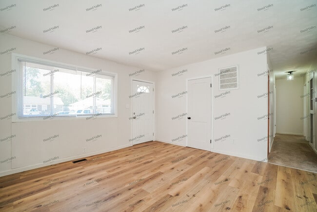 Photo - 3496 Ontario St