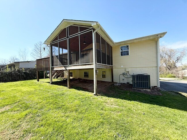 Photo - 220 Brampton Rd