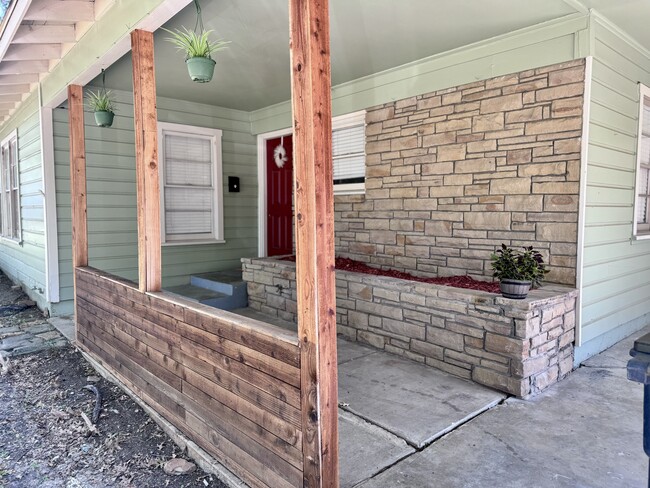 Front Porch - 3551 Binyon Ave Casa