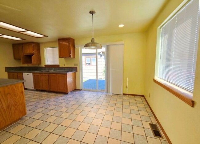 Photo - 2114 Becker St