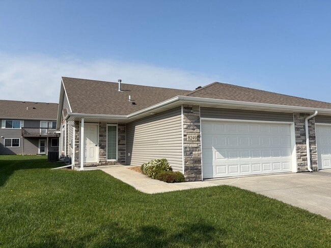 Building Photo - Townhome in Southeast Lincoln