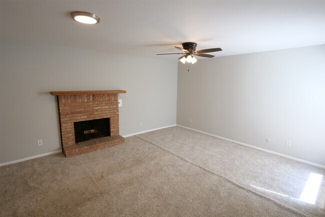 Building Photo - 9526 Val Verde St