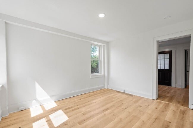 Photo - MOVE IN NOV 1ST! This BEAUTIFUL 1-bedroom ...
