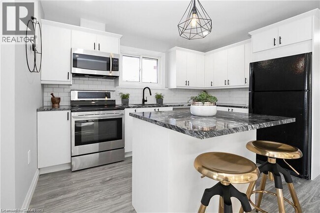 Photo - 254 W 31st St