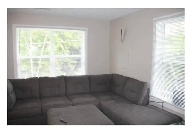 Photo - 84 Curtice St E