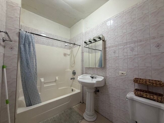 Photo - 3000 W 61st St