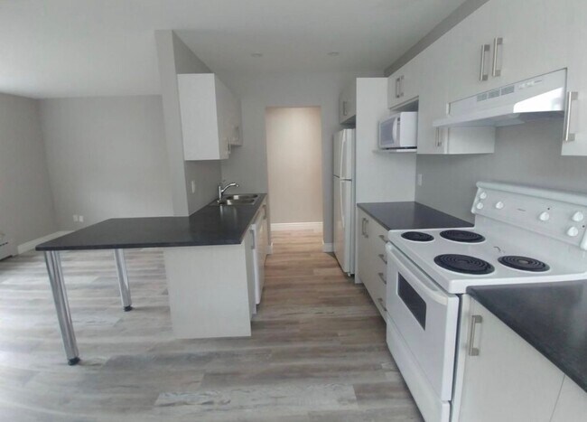 Photo - 2422 Keele St