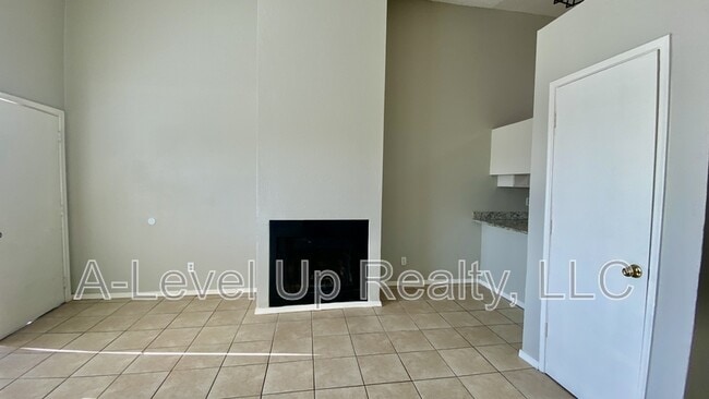 Photo - 403 E Thoroughbred St