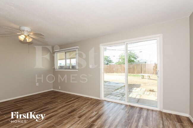 2126 W San Miguel Ave