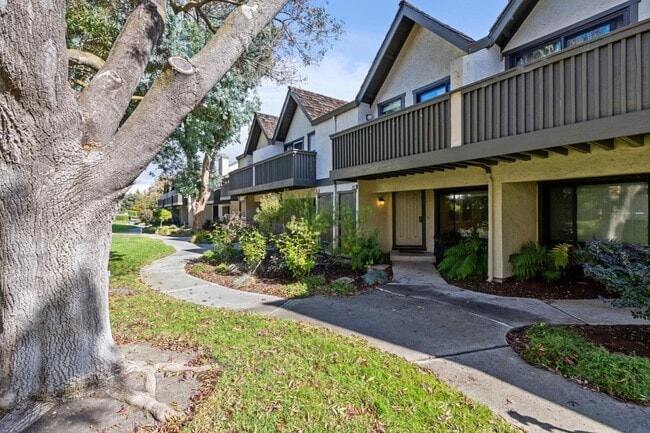 Building Photo - 646 S Ahwanee Terrace