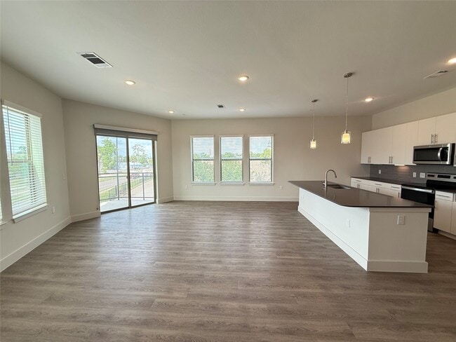 Photo - 641 W Crosstimbers St