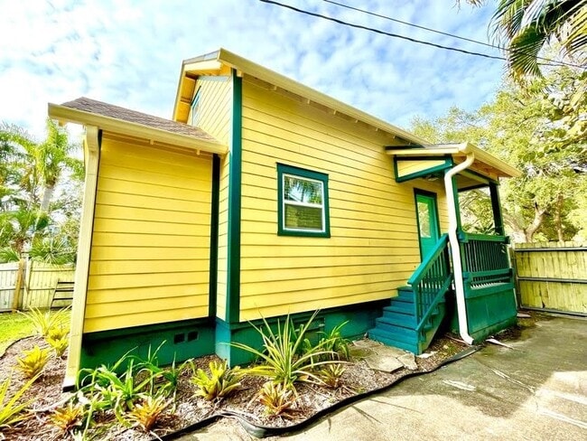 Building Photo - 471 1/2 11th Ave S