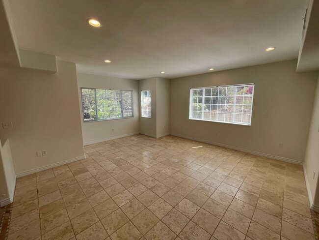 Photo - 4527 Hollister Ave