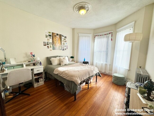 Photo - 692 Columbia Rd