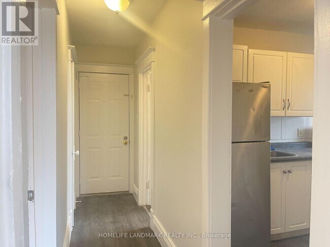 Photo - 985 Main St E Unit 3