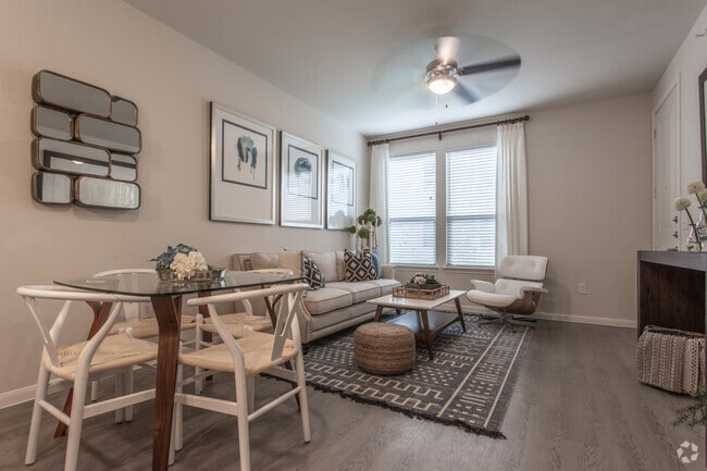 1 BR, 1 BA - 695 SF