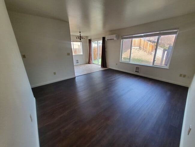 Building Photo - Quartz Ave 3plex/Ariserem-014 Unit 2141