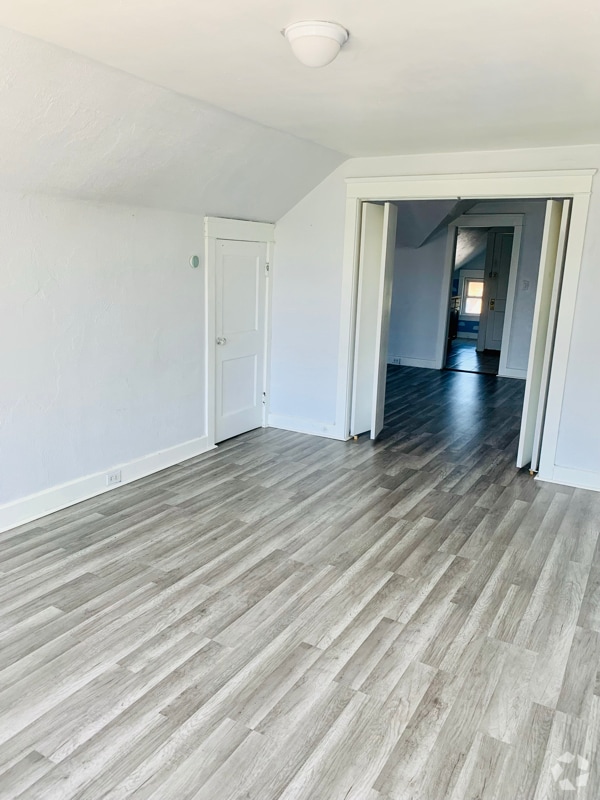 Building Photo - 1655 Waterbury Rd Unit 3rd flr Rental