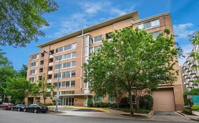 Building Photo - Lovely 2 BR/2 BA Condo in Southwest Waterf...